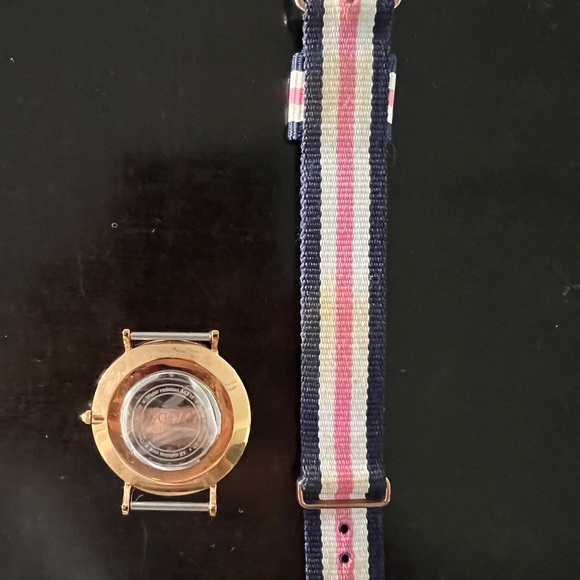 Daniel Wellington Rose Gold Classic Watch - Picture 5 of 7